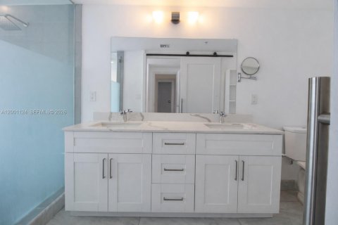 Condo in Miami, Florida, 2 bedrooms  № 2067642 - photo 9