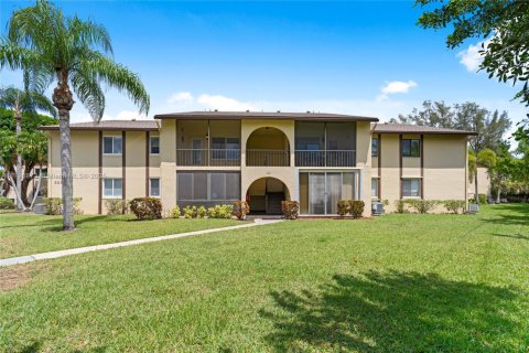 Condo in Greenacres, Florida, 2 bedrooms  № 1678676 - photo 1