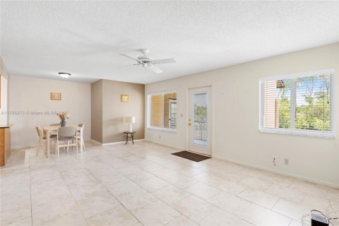 Condo in Greenacres, Florida, 2 bedrooms  № 1678676 - photo 4