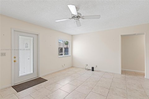 Condo in Greenacres, Florida, 2 bedrooms  № 1678676 - photo 6