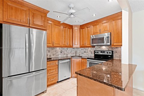 Condo in Greenacres, Florida, 2 bedrooms  № 1678676 - photo 9