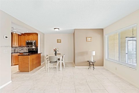 Condo in Greenacres, Florida, 2 bedrooms  № 1678676 - photo 7