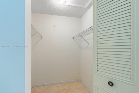 Condo in Greenacres, Florida, 2 bedrooms  № 1678676 - photo 16