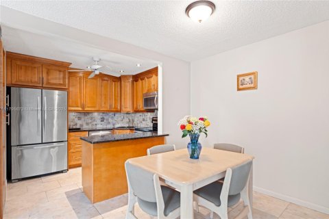 Condo in Greenacres, Florida, 2 bedrooms  № 1678676 - photo 8