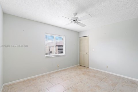 Condo in Greenacres, Florida, 2 bedrooms  № 1678676 - photo 15
