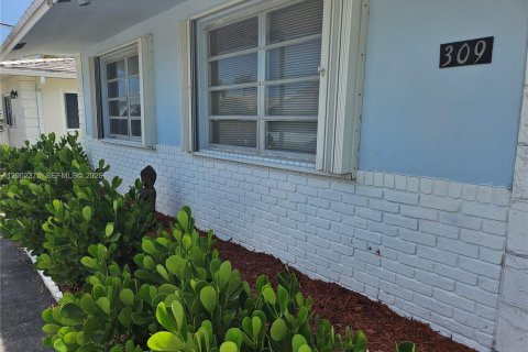 Immobilier commercial à vendre à Pompano Beach, Floride: 211.82 m2 № 2066282 - photo 2