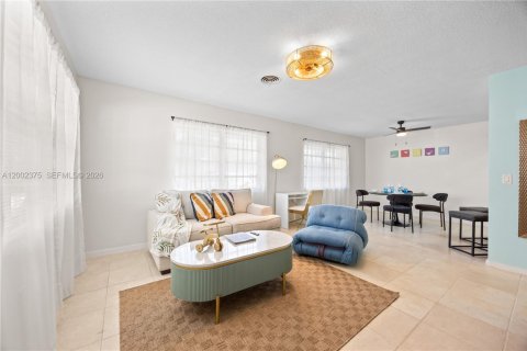 Immobilier commercial à vendre à Pompano Beach, Floride: 211.82 m2 № 2066282 - photo 4