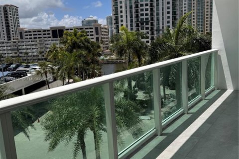 Condo in Sunny Isles Beach, Florida, 2 bedrooms № 2027714 - photo 13