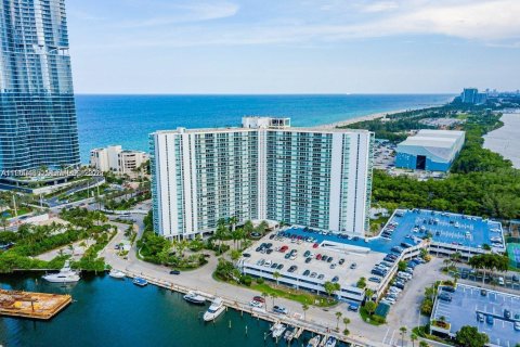 Condo in Sunny Isles Beach, Florida, 2 bedrooms № 2027714 - photo 2