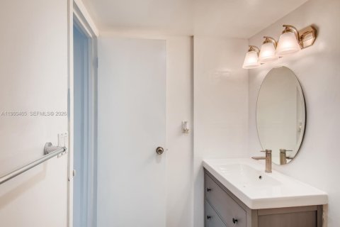 Condo in Sunny Isles Beach, Florida, 2 bedrooms № 2027714 - photo 11