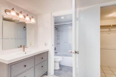 Condo in Sunny Isles Beach, Florida, 2 bedrooms № 2027714 - photo 9