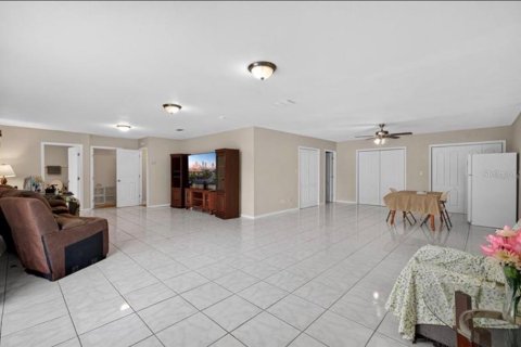Casa en venta en Lakeland, Florida, 5 dormitorios, 314.94 m2 № 2097883 - foto 8