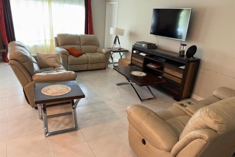 House in Riverview, Florida 4 bedrooms, 179.77 sq.m. № 2112536 - photo 8