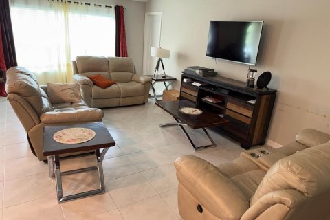 House in Riverview, Florida 4 bedrooms, 179.77 sq.m. № 2112536 - photo 5