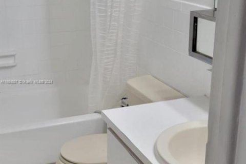 Condominio en venta en Hialeah, Florida, 1 dormitorio, 91.88 m2 № 1939664 - foto 17