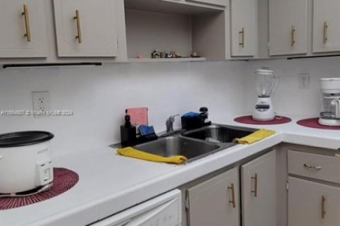 Condominio en venta en Hialeah, Florida, 1 dormitorio, 91.88 m2 № 1939664 - foto 5