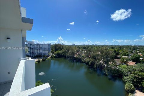 Condo in Miami, Florida, 2 bedrooms  № 2003613 - photo 25