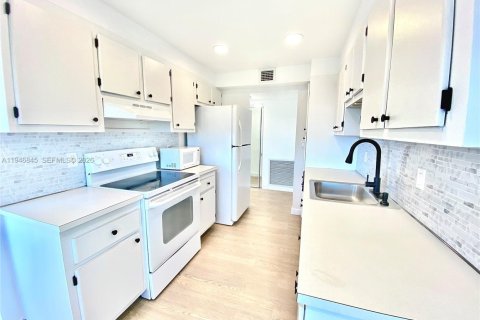 Condo in Miami, Florida, 2 bedrooms  № 2003613 - photo 11