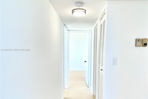 Condo in Miami, Florida, 2 bedrooms  № 2003613 - photo 7