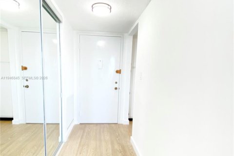Condo in Miami, Florida, 2 bedrooms  № 2003613 - photo 16