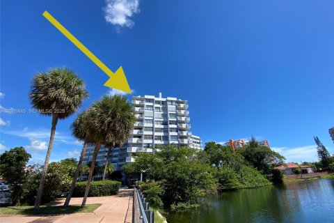 Condo in Miami, Florida, 2 bedrooms  № 2003613 - photo 2