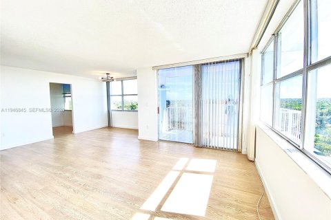 Condo in Miami, Florida, 2 bedrooms  № 2003613 - photo 9