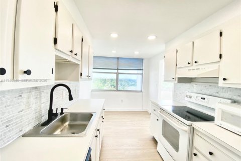 Condo in Miami, Florida, 2 bedrooms  № 2003613 - photo 14