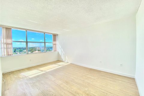 Condo in Miami, Florida, 2 bedrooms  № 2003613 - photo 18