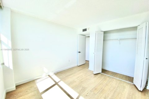 Condo in Miami, Florida, 2 bedrooms  № 2003613 - photo 17