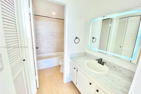 Condo in Miami, Florida, 2 bedrooms  № 2003613 - photo 21