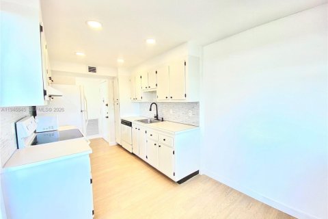 Condo in Miami, Florida, 2 bedrooms  № 2003613 - photo 12