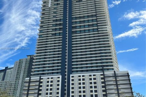 Condo in Miami, Florida, 1 bedroom  № 1960374 - photo 1