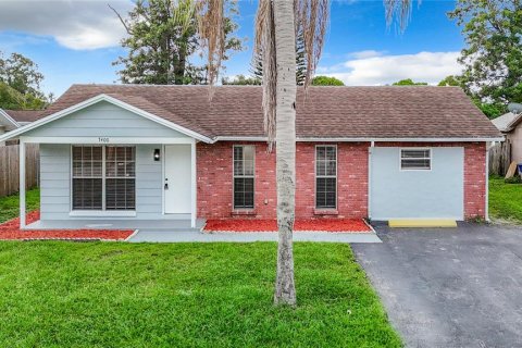 House in New Port Richey, Florida 3 bedrooms, 98.66 sq.m. № 2096064