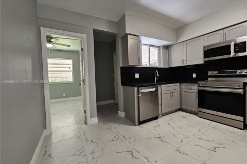 House in North Miami Beach, Florida 4 bedrooms, 116.13 sq.m. № 2286897 - photo 8