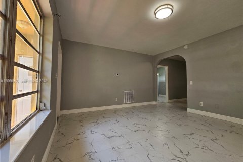House in North Miami Beach, Florida 4 bedrooms, 116.13 sq.m. № 2286897 - photo 4