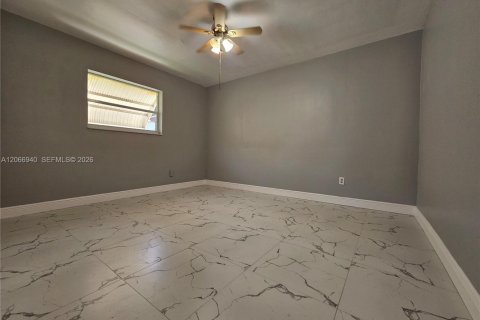 House in North Miami Beach, Florida 4 bedrooms, 116.13 sq.m. № 2286897 - photo 10