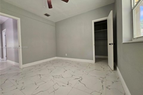 House in North Miami Beach, Florida 4 bedrooms, 116.13 sq.m. № 2286897 - photo 11