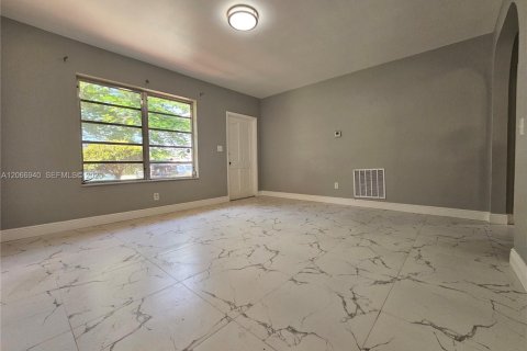 House in North Miami Beach, Florida 4 bedrooms, 116.13 sq.m. № 2286897 - photo 2