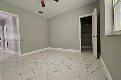 House in North Miami Beach, Florida 4 bedrooms, 116.13 sq.m. № 2286897 - photo 12