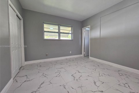 House in North Miami Beach, Florida 4 bedrooms, 116.13 sq.m. № 2286897 - photo 5