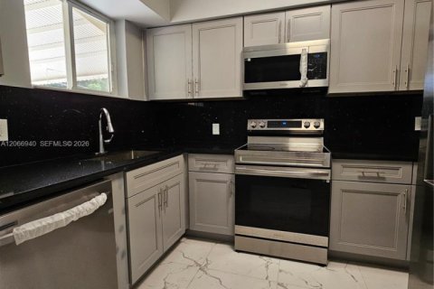 House in North Miami Beach, Florida 4 bedrooms, 116.13 sq.m. № 2286897 - photo 6
