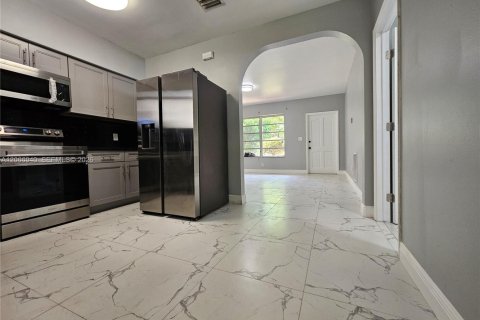 House in North Miami Beach, Florida 4 bedrooms, 116.13 sq.m. № 2286897 - photo 7