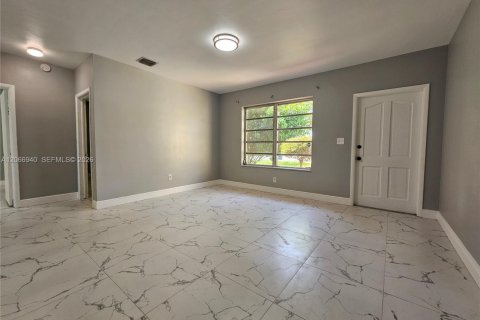 House in North Miami Beach, Florida 4 bedrooms, 116.13 sq.m. № 2286897 - photo 3
