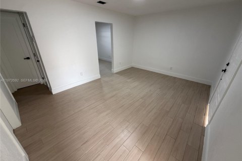 Снять в аренду виллу или дом в Суитуотер, Флорида 3 спальни, 142.7м2, № 2033514 - фото 14