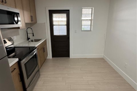 Снять в аренду виллу или дом в Суитуотер, Флорида 3 спальни, 142.7м2, № 2033514 - фото 4