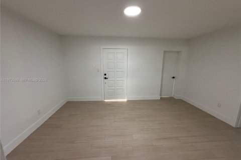 Снять в аренду виллу или дом в Суитуотер, Флорида 3 спальни, 142.7м2, № 2033514 - фото 13