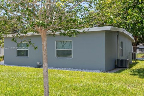 Casa en venta en North Miami Beach, Florida, 2 dormitorios, 64.66 m2 № 1790218 - foto 16