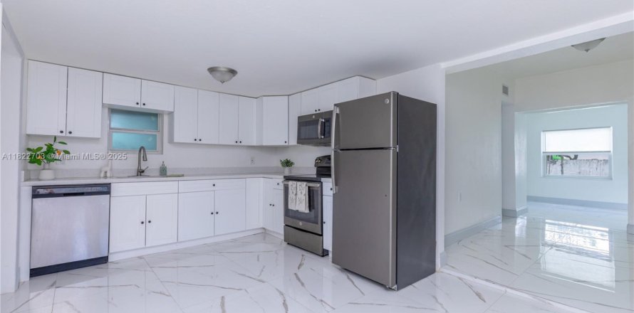House in North Miami Beach, Florida 2 bedrooms, 64.66 sq.m. № 1790218