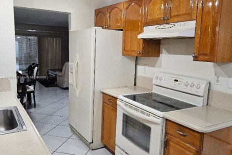 Condo in Tamarac, Florida, 2 bedrooms  № 1947901 - photo 3