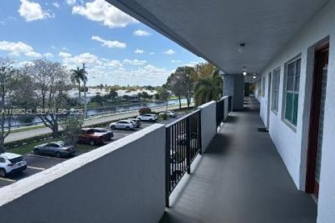Condominio en venta en Tamarac, Florida, 2 dormitorios, 102.19 m2 № 1947901 - foto 16